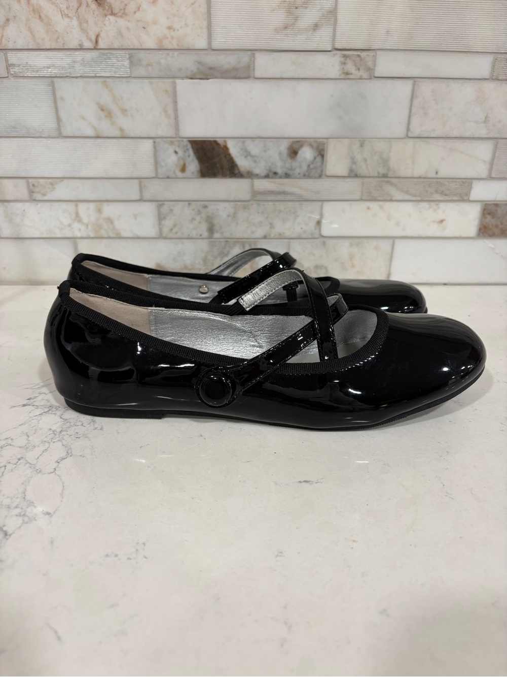 Cider Black Patent Cross-Strap Mary Jane Flats Almond Toe Size Women’s 9.5